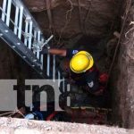 Mujer cae aparatosamente en sumidero cuando tendía su ropa Momento exacto del rescate, en el barrio La Tomatera