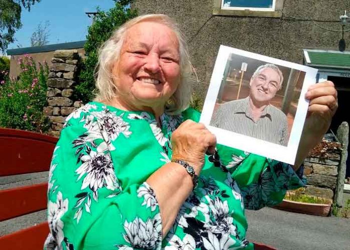 Issy Carr con una foto de su hijo Keith / FOTO / Cortesía