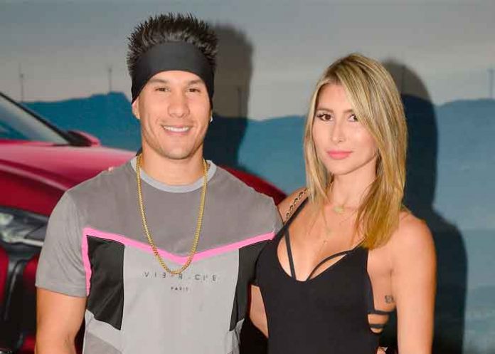 ¡No lo abandonó! Natasha Araos aparece en tremenda fiesta con Chyno Miranda