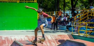 Joven de Nicaragua practicando skate en un parque capitalino