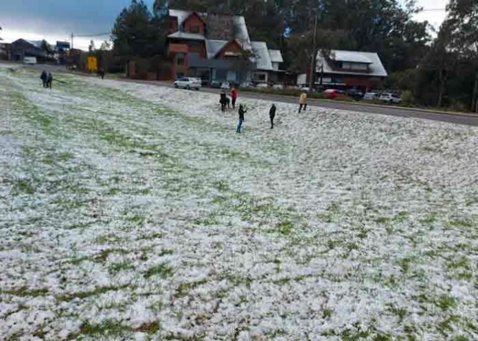La nieve cubrió varias ciudades al sur de Brasil en plena ola de frío