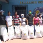 Productores de Ometepe que reciben bonos de arroz