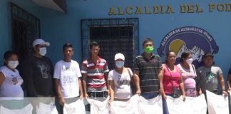 Productores de Ometepe que reciben bonos de arroz