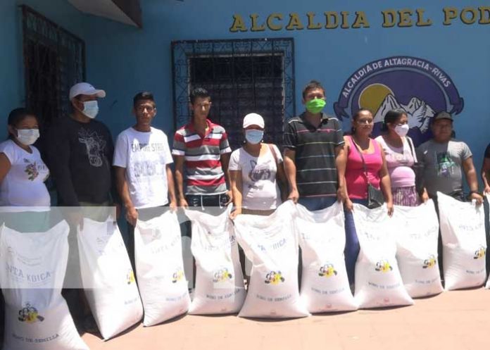 Productores de Ometepe que reciben bonos de arroz