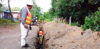 Hombres trabajando en la instalación de tuberías