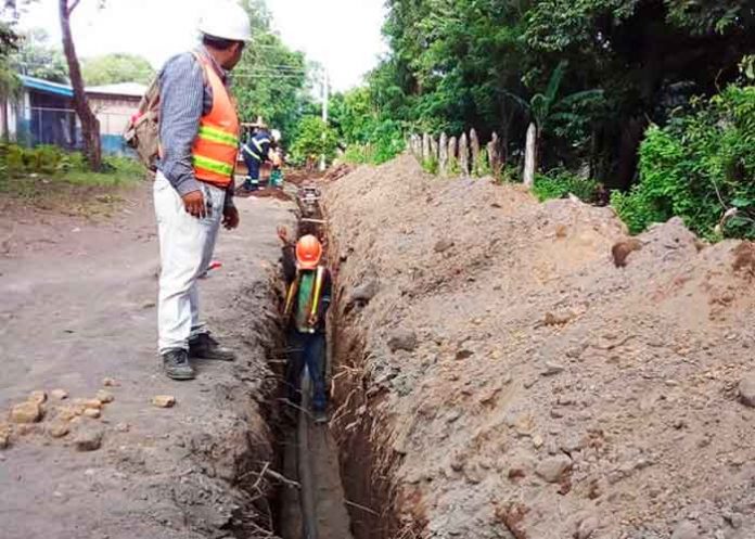 Hombres trabajando en la instalación de tuberías
