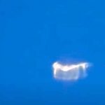 ¿Un ovni?: Pasajero de avión filma un objeto de cambia de forma / FOTO / Captura de pantalla