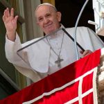 Francisco vuelve a su ventana del Vaticano tras operación