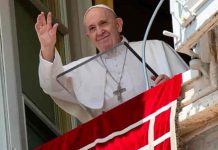 Francisco vuelve a su ventana del Vaticano tras operación