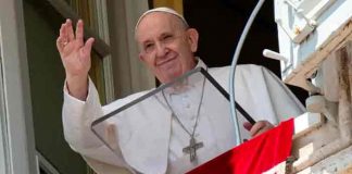 Francisco vuelve a su ventana del Vaticano tras operación
