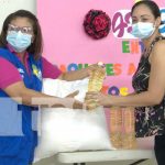 Entrega de paquetes a madres de partos múltiples en Managua