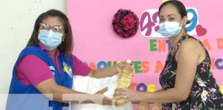 Entrega de paquetes a madres de partos múltiples en Managua