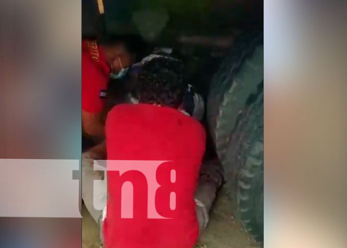 Motociclista y acompañante terminan bajo un camión en la carretera Norte