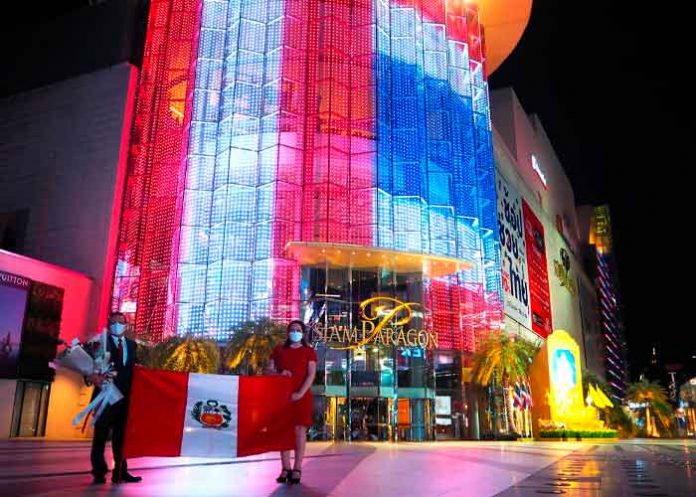 peru2 Peruanos celebrando el bicentenario de su independencia