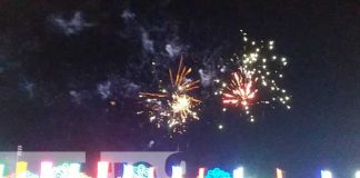 Fuegos artificiales en la Plaza La Fe, en Managua, por el Aniversario de la Revolución