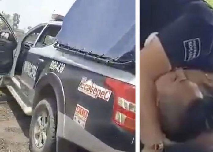 Agarran a dos policías 'en una sola' en una patrulla en México / RF