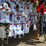 Exitosas ventas de artículos de la Revolución en la Avenida Bolívar a Chávez Camisetas, gorras y otros productos alusivos a la Revolución en Nicaragua