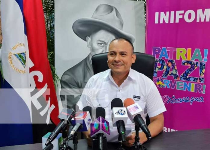 Iván Lacayo, director de INIFOM, informando sobre proyectos de progreso