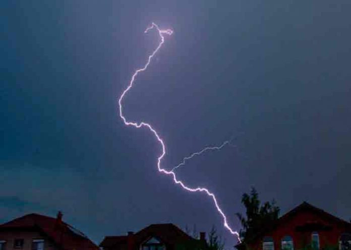 rayo-el-salvador- Impactó de rayo provoca incendio en restaurante de El Salvador (video)