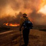 Incendios en EE.UU y Canadá consumen los recursos de los bomberos