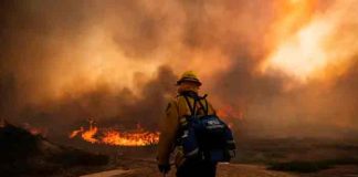 Incendios en EE.UU y Canadá consumen los recursos de los bomberos