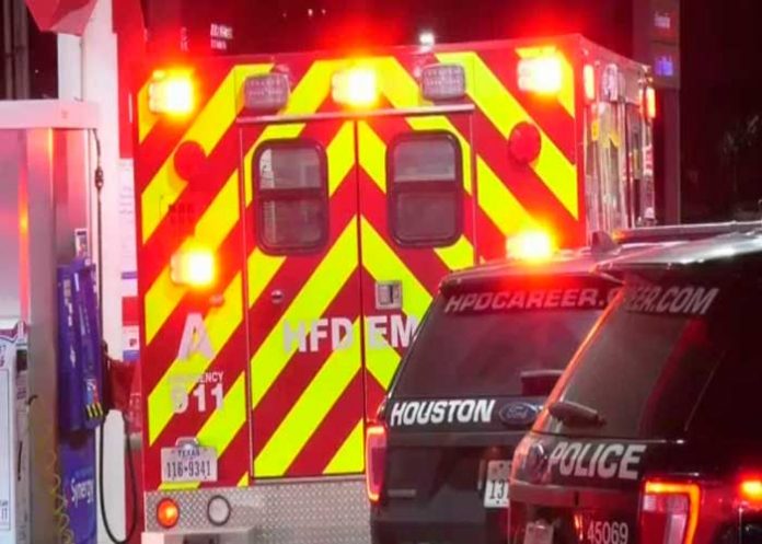 Se roba ambulancia a punta de pistola con paciente y paramédicos a bordo