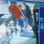 El descaro en lo fino: Ladrón roba celular a plena luz del día en Masaya Momentos del robo de un celular en Masaya