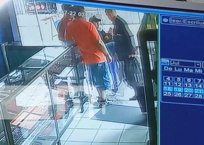 Momentos del robo de un celular en Masaya