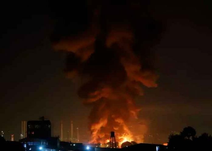 rumania, incendio, refineria, crudo, explosion, fallecidos, heridos,