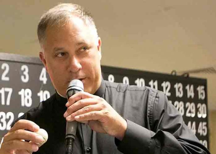 Renuncia sacerdote de EE.UU por mala conducta sexual y visitar bares gay