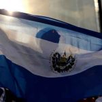 Manifestaciones en rechazo al gobierno de El Salvador Joven con la bandera de El Salvador