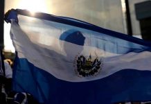 Manifestaciones en rechazo al gobierno de El Salvador Joven con la bandera de El Salvador