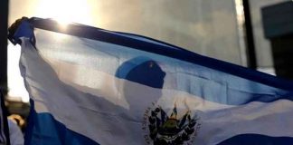 Joven con la bandera de El Salvador