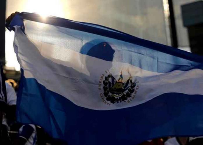salvador1 Joven con la bandera de El Salvador