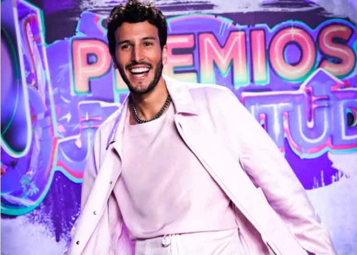 Sebastián Yatra recibe sorpresa en Premios Juventud