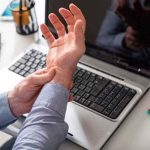 ¿Te duelen los dedos y la mano? esta podría ser la enfermedad que padeces ¿Te duelen los dedos y la mano? esta podría ser la enfermedad que padeces túnel carpiano