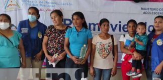 Entrega de paquetes alimenticios a mujeres de partos múltiples en Siuna