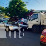 Se tiró la roja y dejó cuádruple colisión en Managua Por irrespetar las señales de tránsito, vehículos colisionaron en Managua