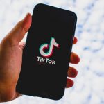 ¿Acoso o romance digital? Polémica tendencia de TikTok en Nicaragua Teléfono celular con un logo de TikTok