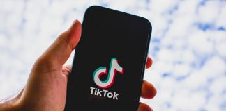 Teléfono celular con un logo de TikTok