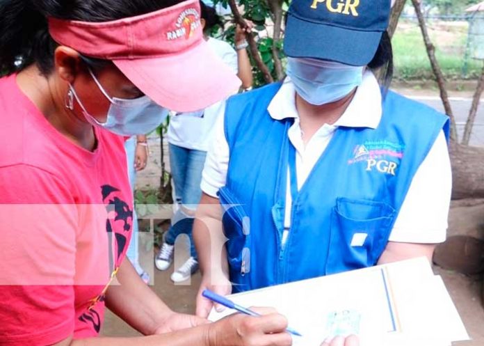 Beneficiados en entregas de títulos de propiedad en Granada