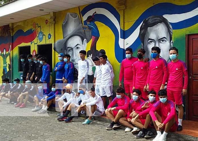 Entrega de uniformes para jóvenes que hagan deporte en Nicaragua