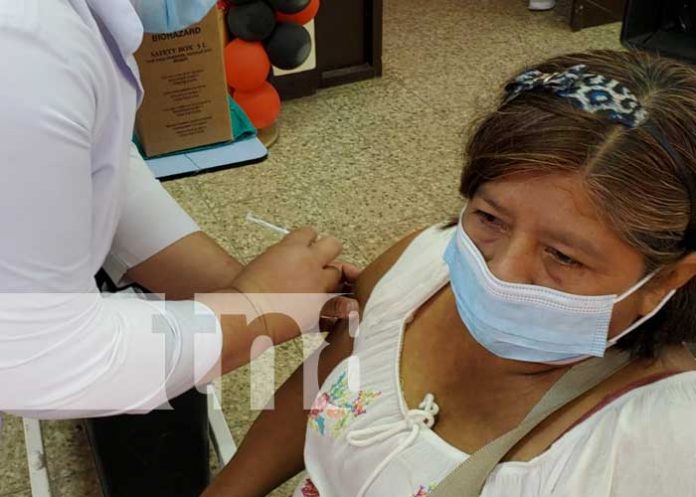 Vacunación contra el COVID-19 en hospitales de Managua