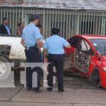 ¿Irresponsabilidad o falta de pericia? Investigan accidente en Bluefields Carro que chocó contra un muro en Bluefields tras un accidente
