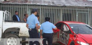 Carro que chocó contra un muro en Bluefields tras un accidente