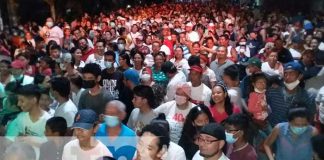 Familias reunidas en vigilia por celebración de la Revolución