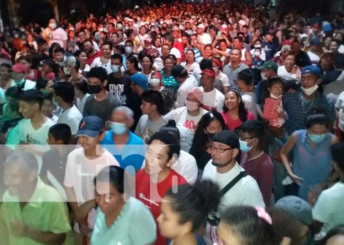 vigilia-revolucion-managua-02 Familias reunidas en vigilia por celebración de la Revolución