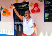 «Mi casa es mi mayor bendición»: ALMA entrega vivienda en Laureles Sur Doña Gloria Margarita López, levanta las llaves de su vivienda en Laureles Sur / FOTO / TN8