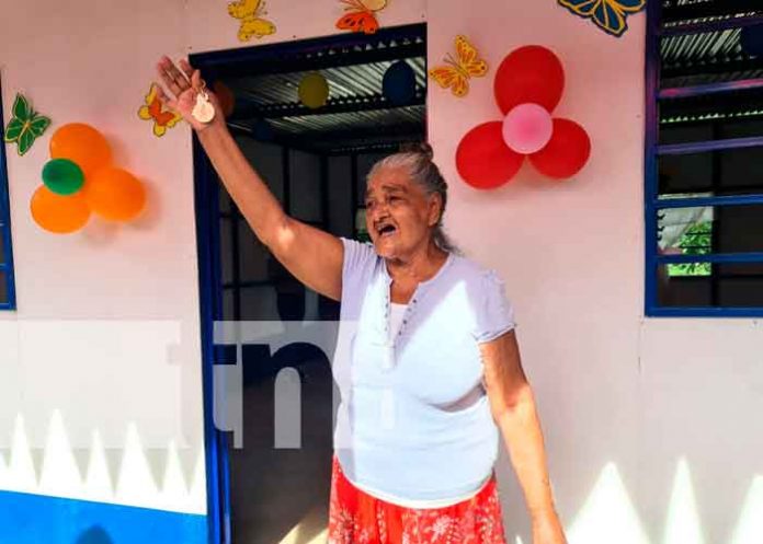Doña Gloria Margarita López, levanta las llaves de su vivienda en Laureles Sur / FOTO / TN8