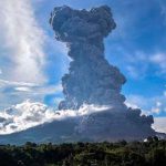 Volcán Sinabung de Indonesia entra en erupción